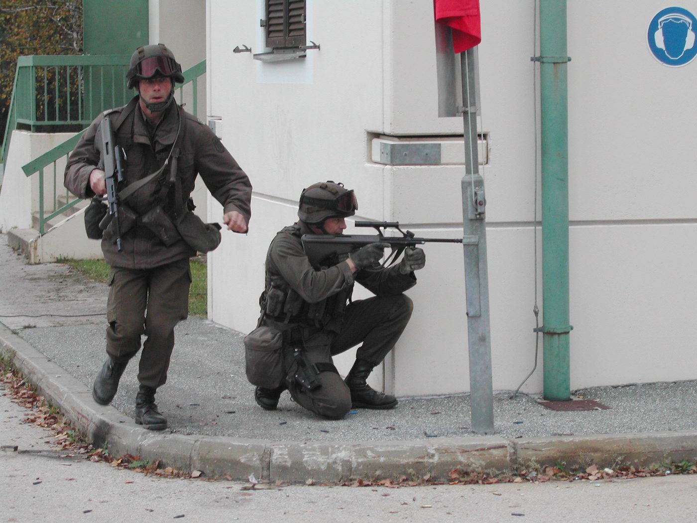 Zwei Soldaten sichern eine Hausecke im Ortskampf