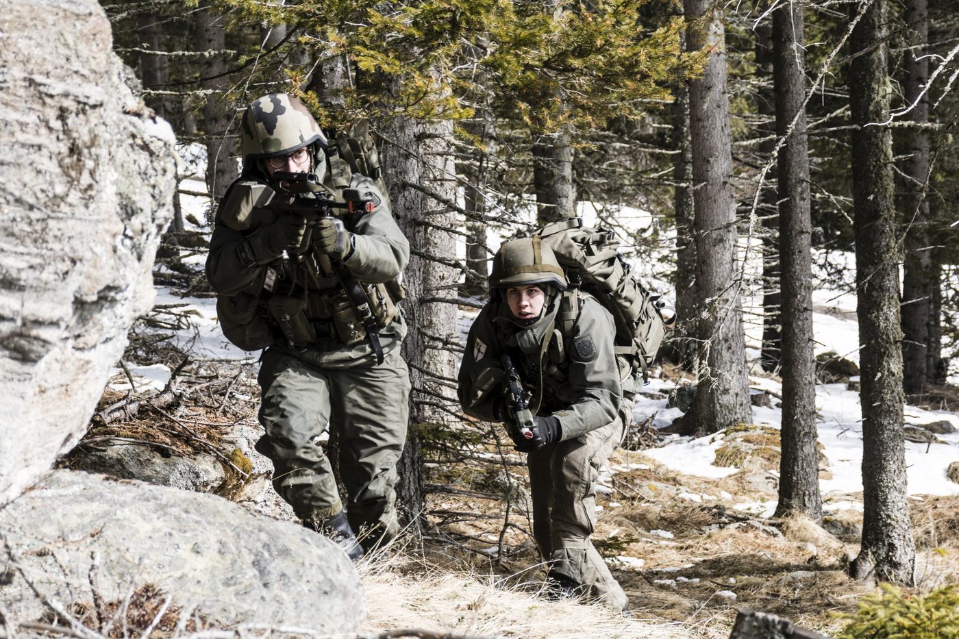 Zwei Soldaten auf Patrouille in winterlichem Waldgelände